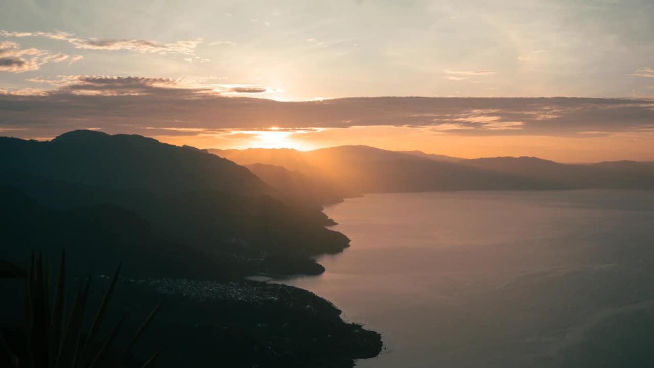 Lago Atitlán, na Guatemala, cercado por vulcões